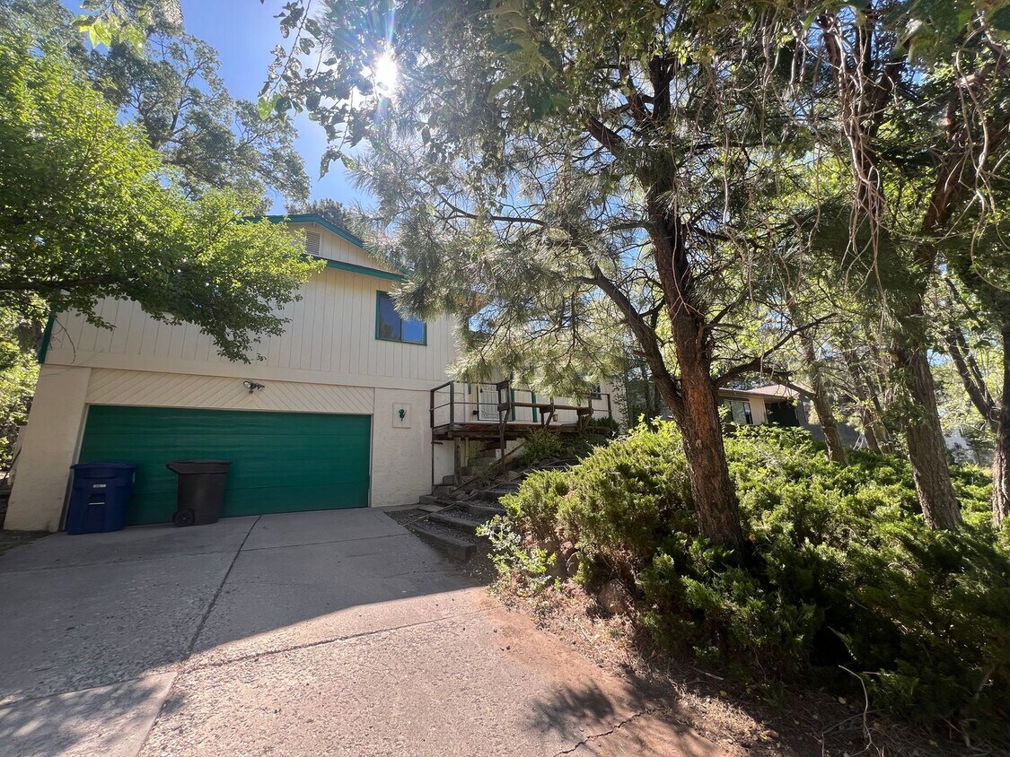 Foto principal - NEW CARPET NEW PAINT! Large 3 Bed/2 Bath H...