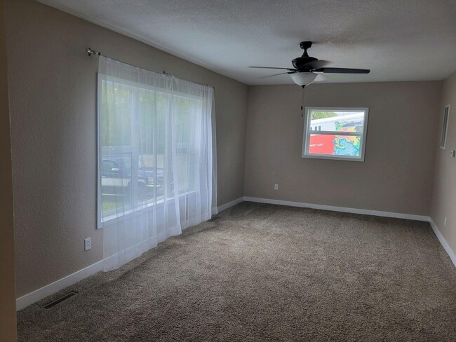 Livingroom - 100 S Walnut St