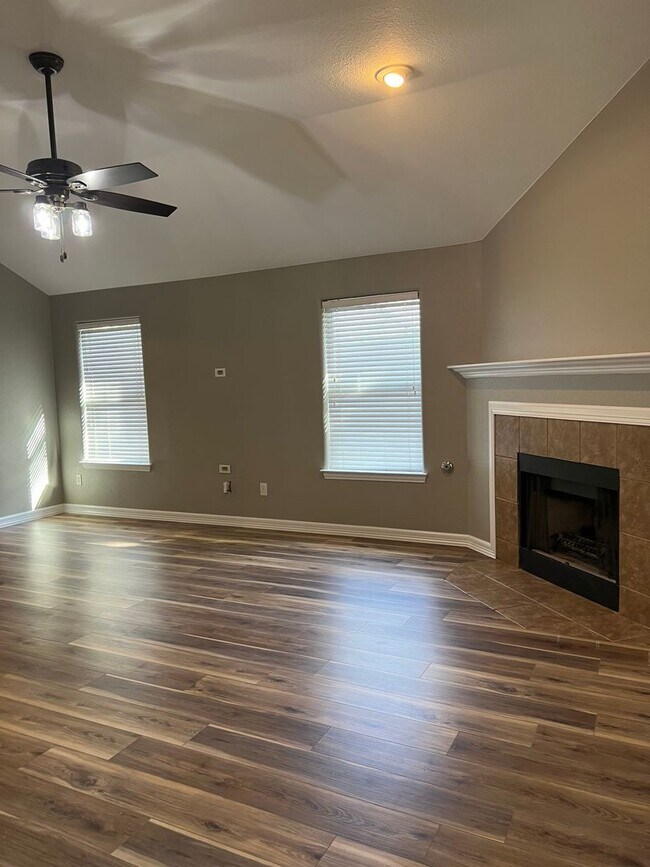 Building Photo - 521 Sweetwater Dr.