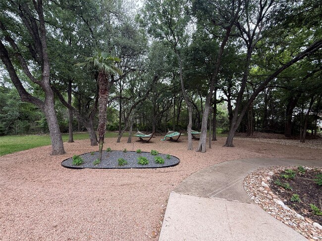 Foto del edificio - 6607 Brodie Ln