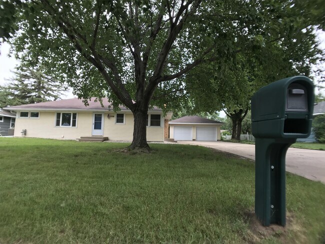 Building Photo - 3306 Canterbury Dr