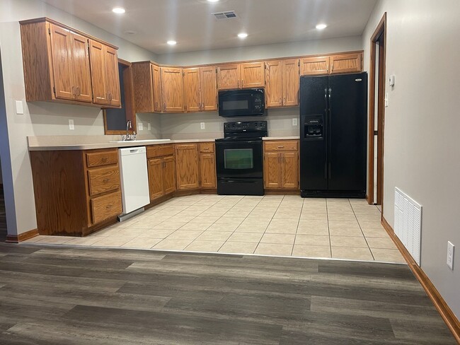 Building Photo - Updated 3 Bedroom, 2 bath duplex in Seaman School Distict