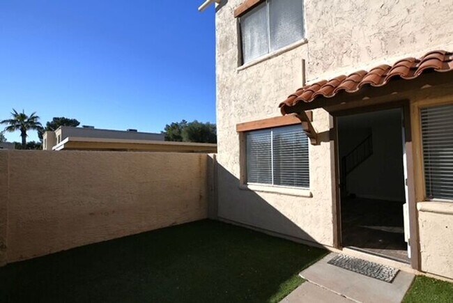 Foto del edificio - 8127 E Glenrosa Ave