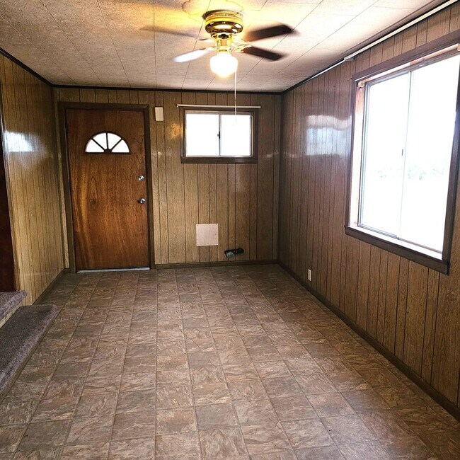 Building Photo - 2 bedrooms and a den!