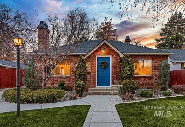 Building Photo - Cozy 3 Bed 2 Bath Cottage on Depot Bench i...