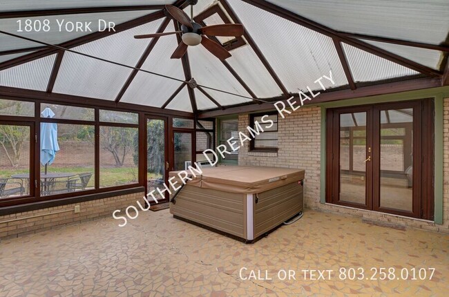 Building Photo - 1808 York Dr