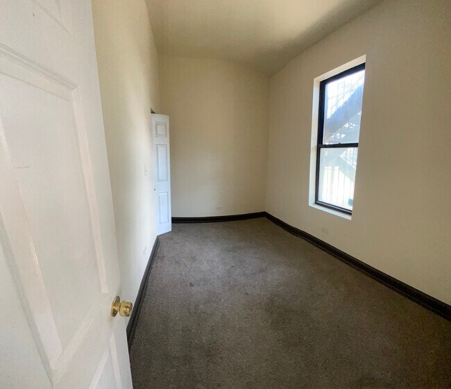 Building Photo - 817 W 59th St