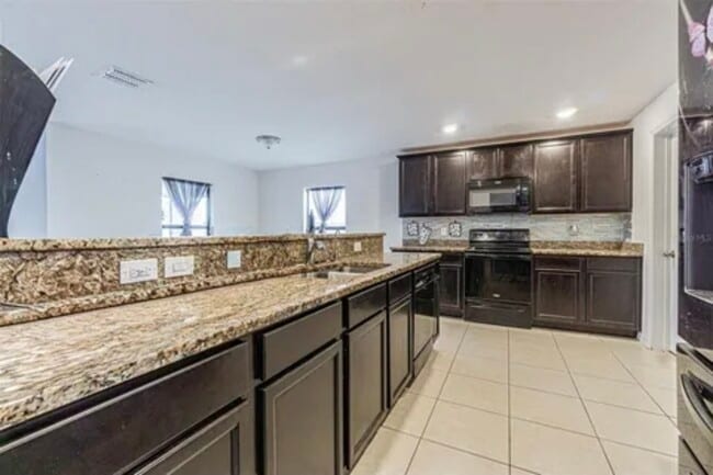 Open kitchen concept - 1118 Wynnmere Walk Ave