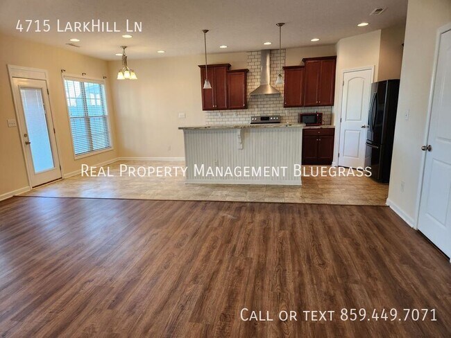 Foto del edificio - 4715 Larkhill Ln