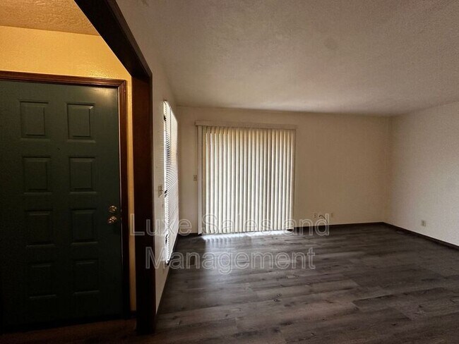 Foto del edificio - 8308 NW 8th St