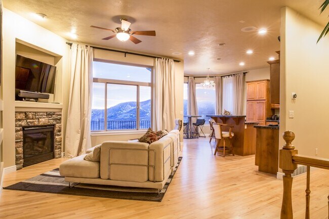 Building Photo - 2032 Eagle Crest Dr