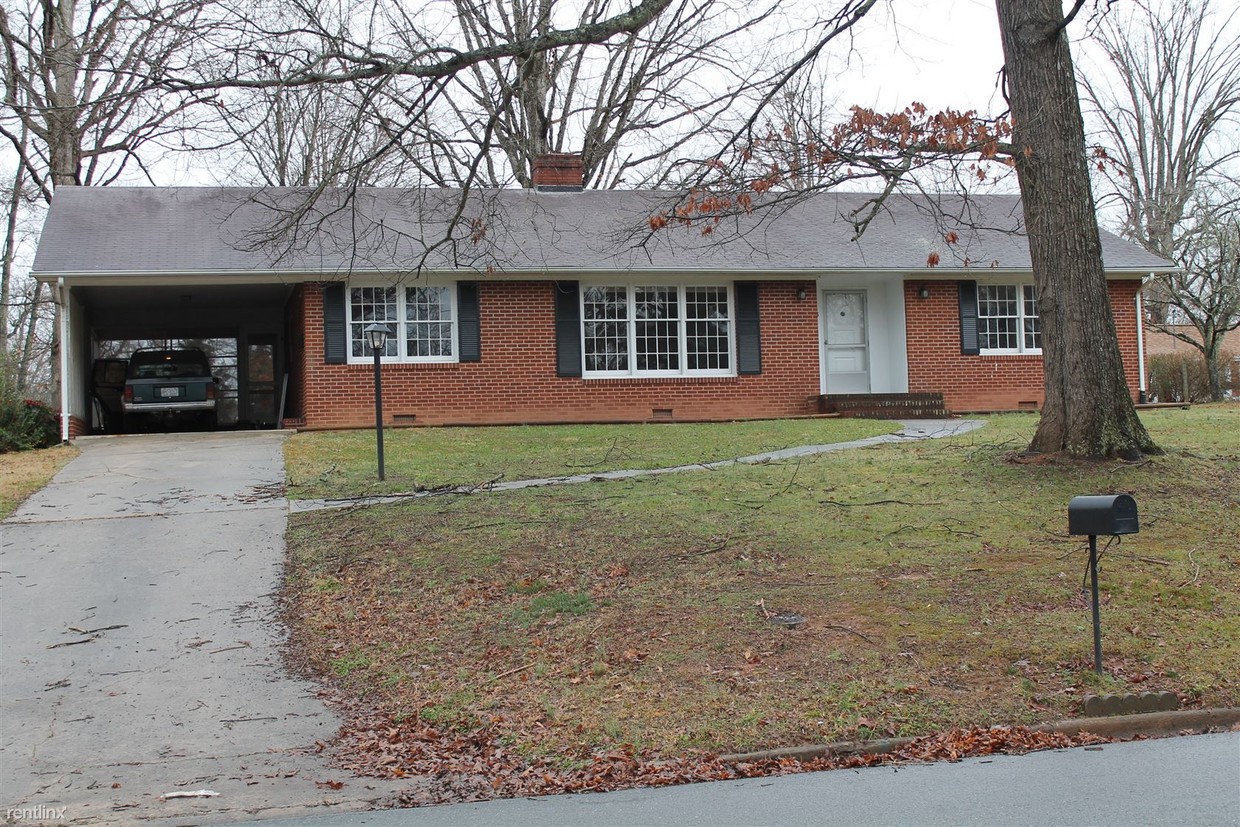 Primary Photo - 803 Oakwood Dr