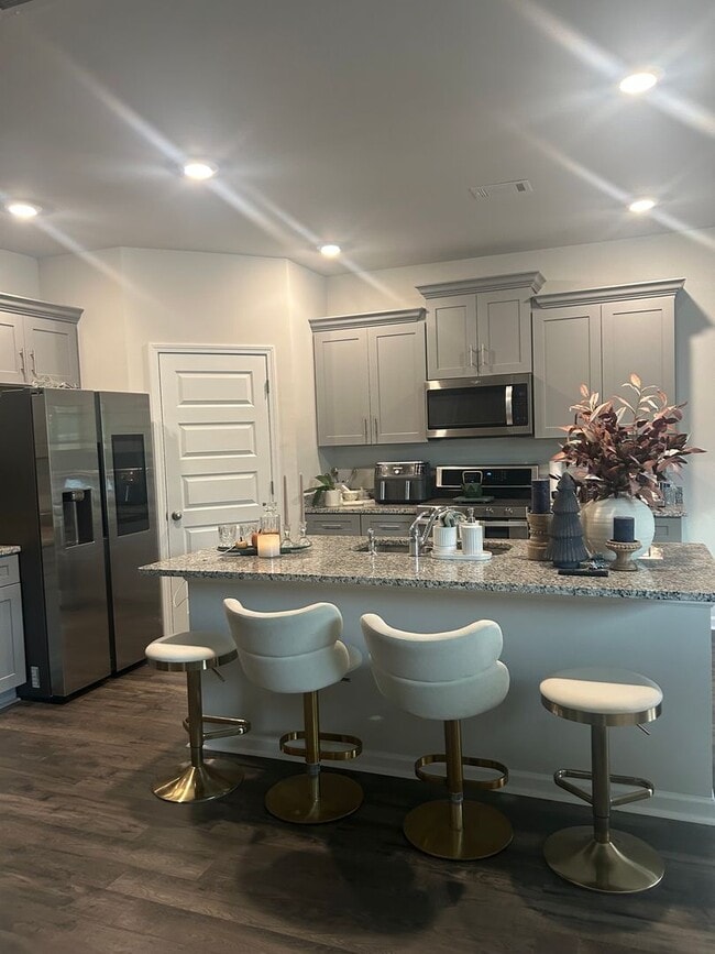 Building Photo - Beautiful 5 bedroom 2.5 bathroom new construction home