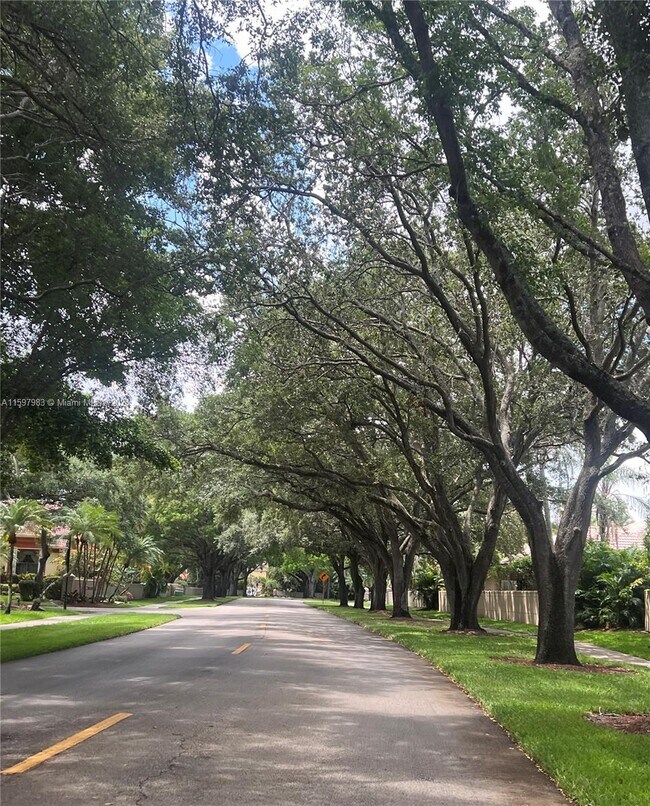 Foto del edificio - 2532 Camelot Ct