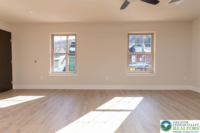Foto del edificio - 1275 E 4th St