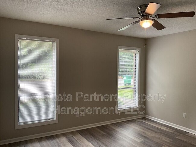 Building Photo - 1546 Hamilton Dr