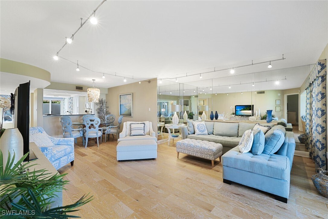 Foto principal - 355 Park Shore Dr