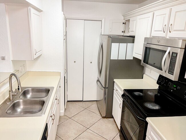 Photo - MOVE IN NOW!! Spacious 3 x2 on 2nd floor w... Apartment