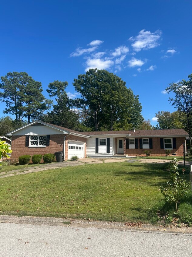 Primary Photo - 1013 S Briarwood Dr