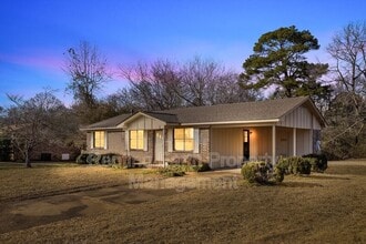 Building Photo - 704 3rd St