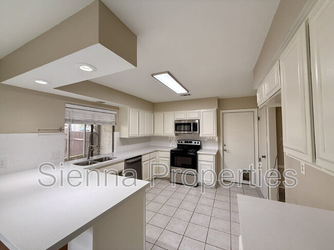 Foto del edificio - 9510 Newberry Dr