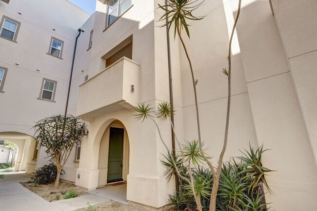 Building Photo - LARGE TOWNHOME IN 92154.  3 BEDROOMS,2.5 B...