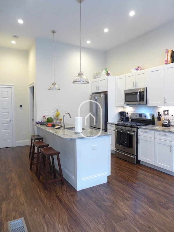 Building Photo - 1884 Washington St