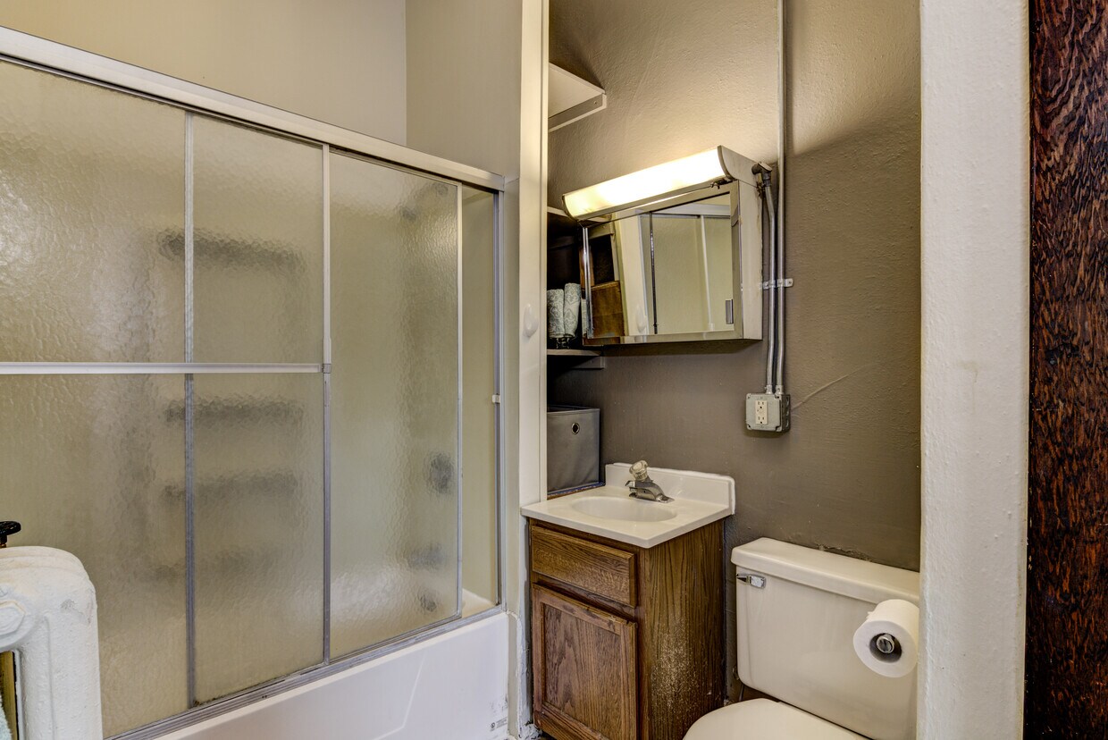 Foto principal - 711 4th St E