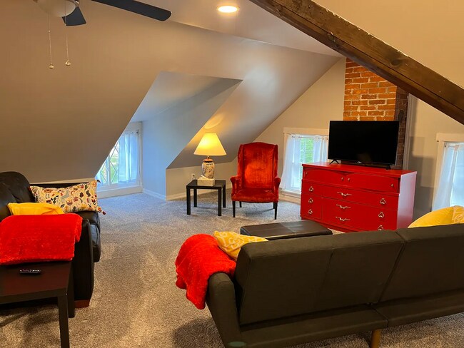 Big open living room with lots of light - 604 Market St