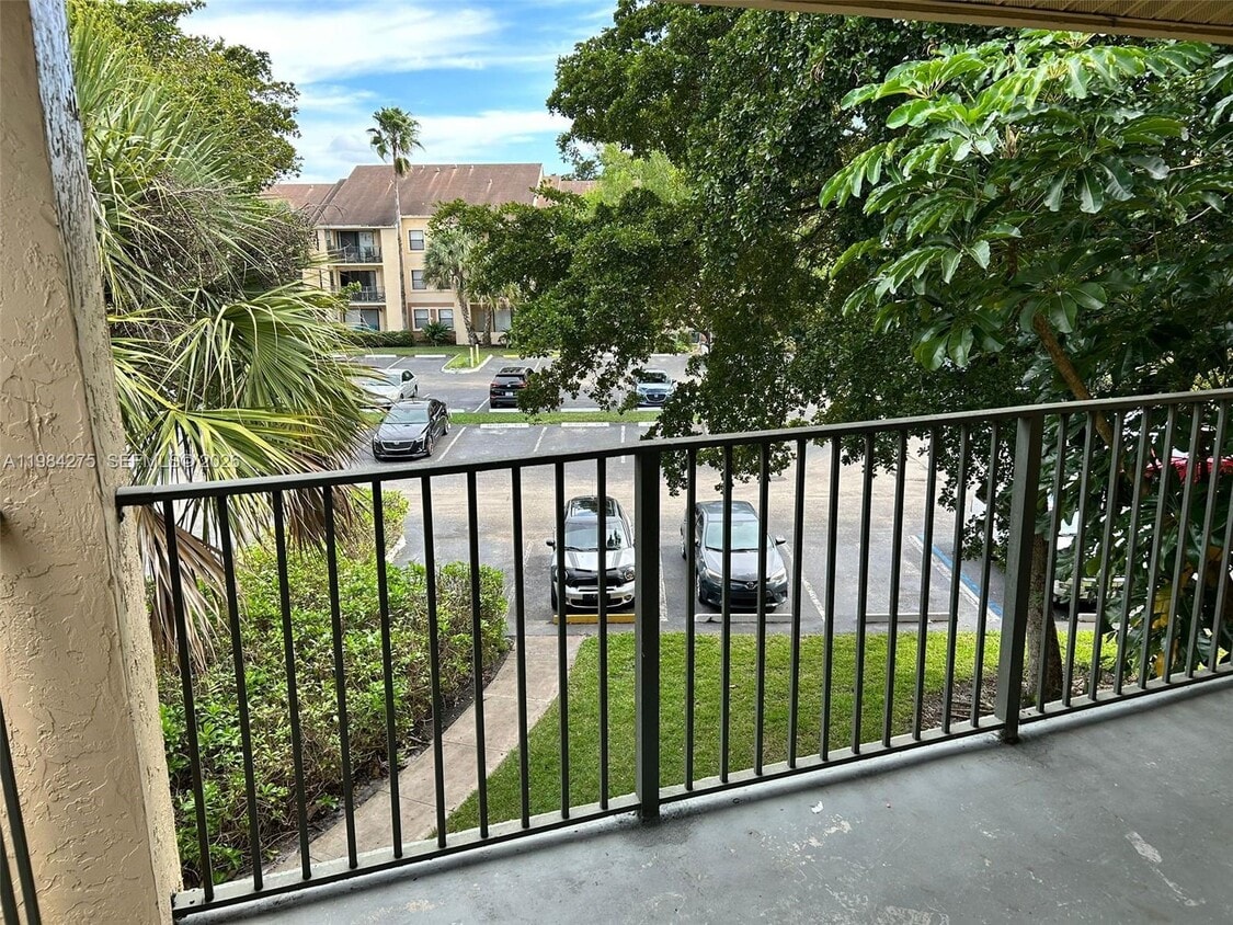 Building Photo - 9999 Summerbreeze Dr