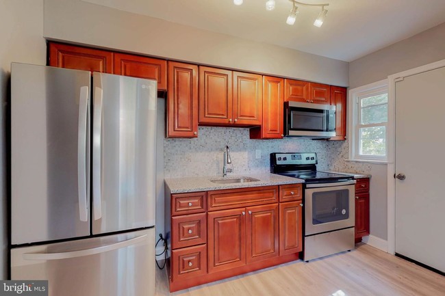 Building Photo - 2927 Edgecombe Cir S