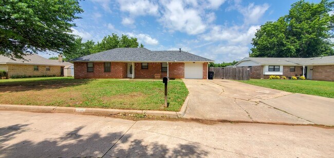 Building Photo - 3 Bedroom 1.5 Bath with Garage