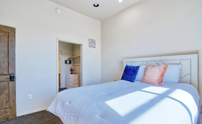 Foto del edificio - 446 N Campbell Ave