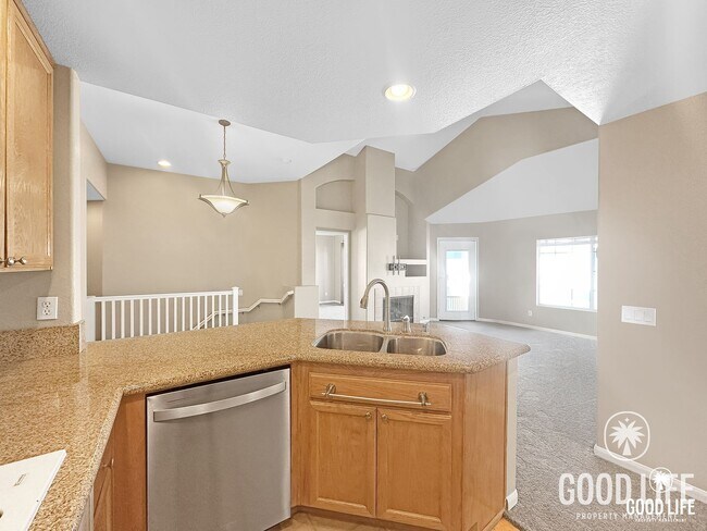 Foto del edificio - Great 2B/2BA Townhome in Scripps Ranch w/ New Carpets, A/C & Swimming Pool!