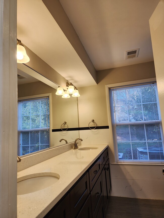 Master bathroom - 303 Trinity Ct