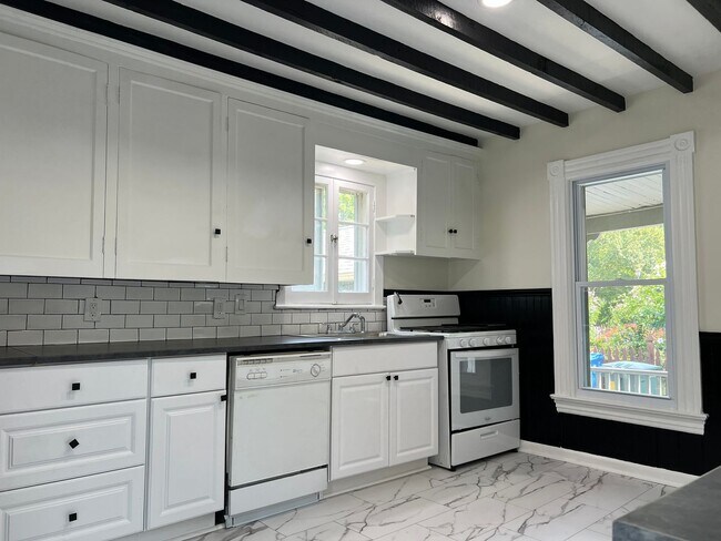 Foto del edificio - Single Family Home - Available - Will not ...
