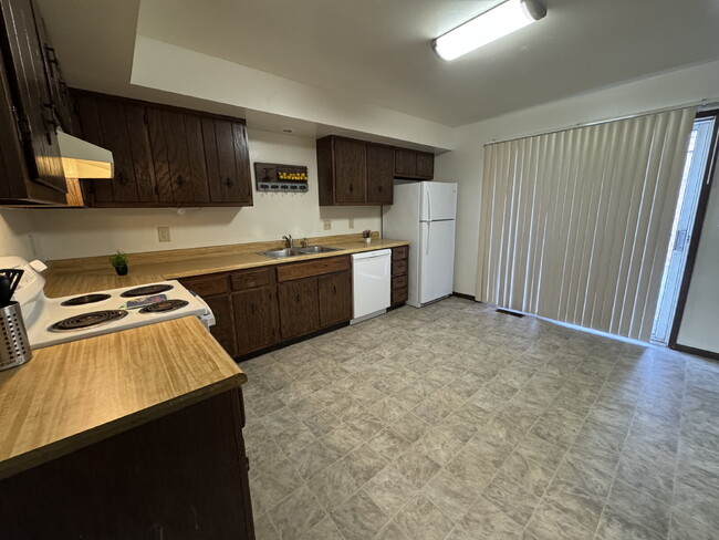 Foto del edificio - STOP SCROLLING — THIS TOWNHOUSE HAS IT ALL!