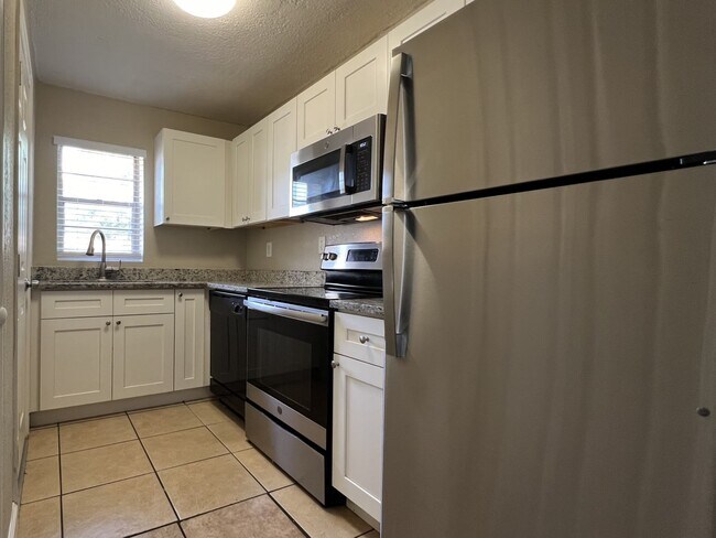 Building Photo - 1729 Flores Ct