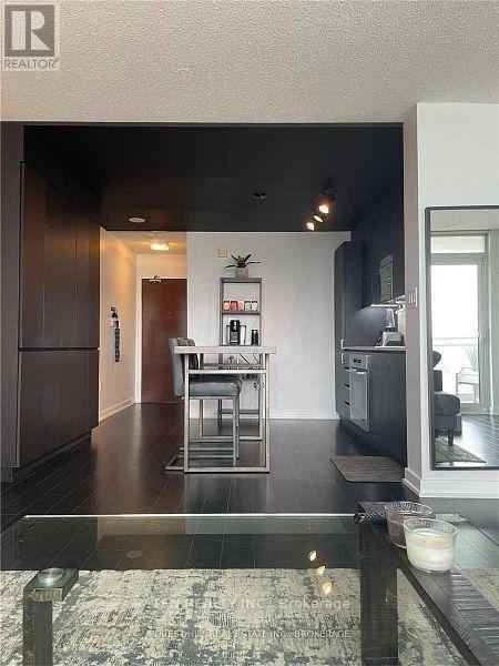 Building Photo - 10 Capreol Ct