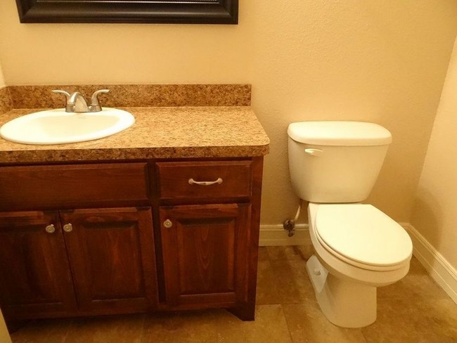 Building Photo - 2/1.5/1 Great Duplex in Nederland NISD