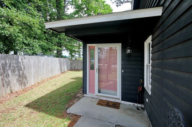 Building Photo - 306 Robin Hood Cir