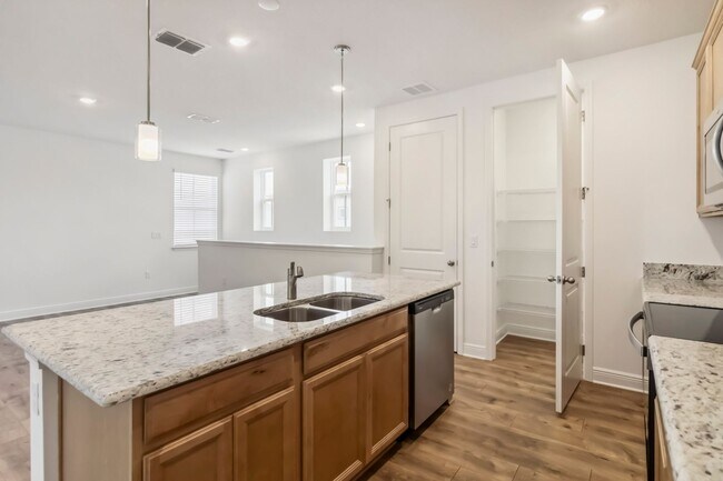 Foto del edificio - Beautiful Brand New 1/1 Garage Apartment i...