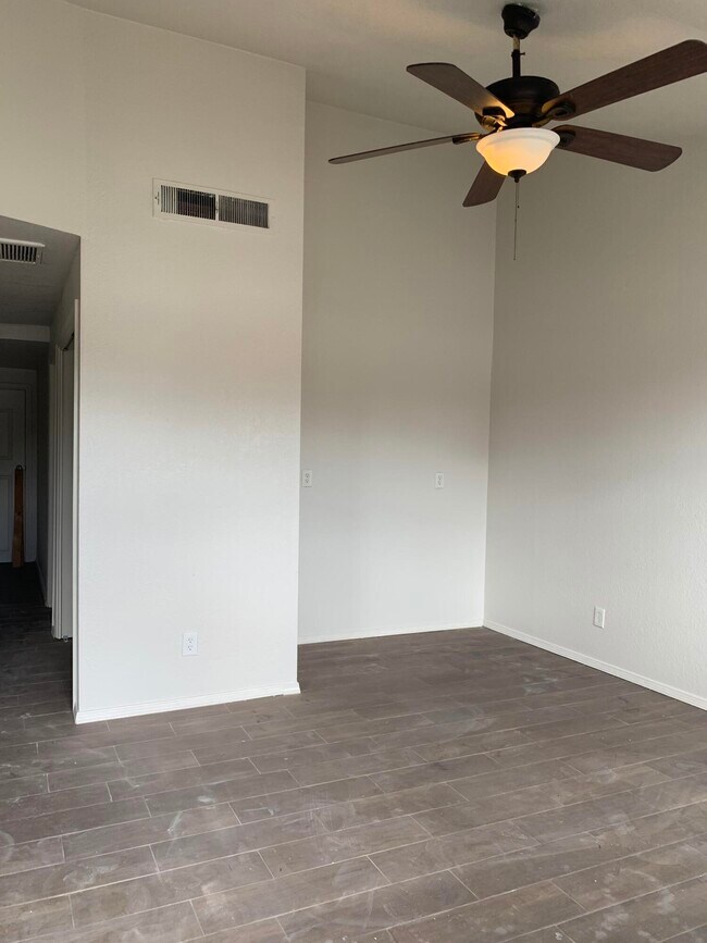 Building Photo - 2105 Lake Omega St