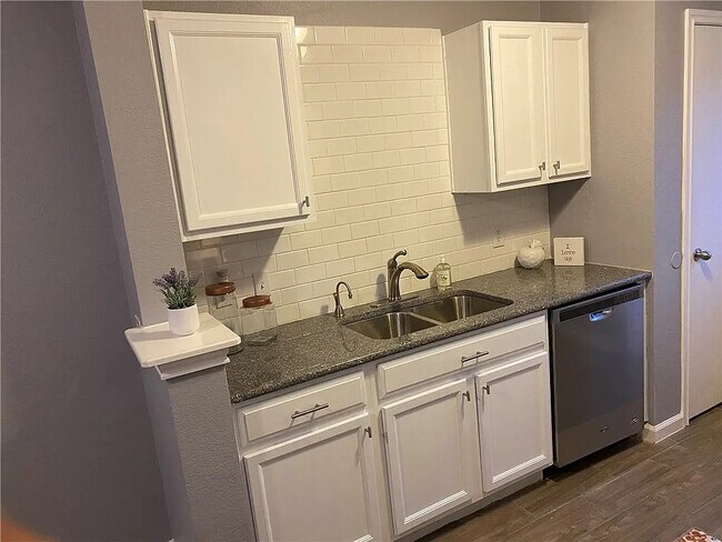Building Photo - Room in House on Dittmar Oaks Dr