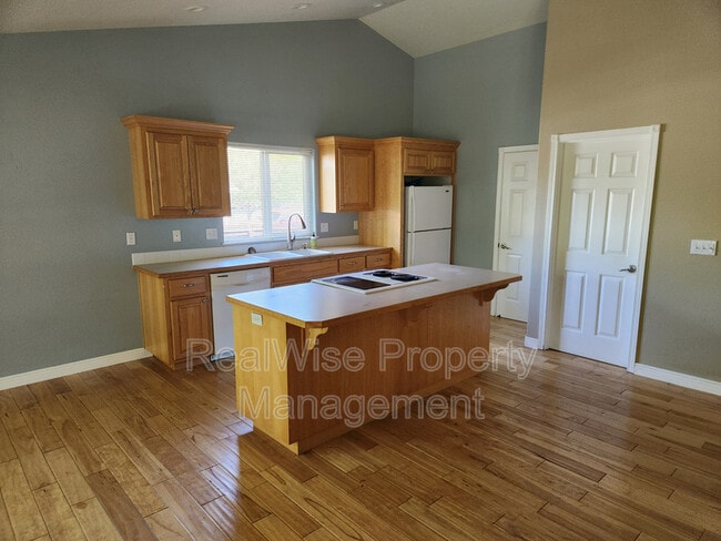 Building Photo - 2412 SE Waldon Ave