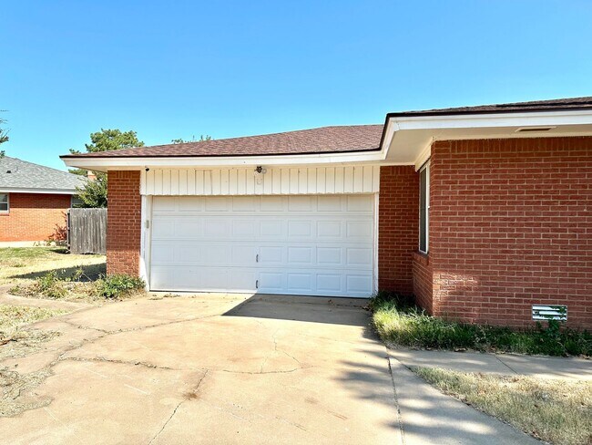 Foto del edificio - 3 Bed | 2 Bath | Pool | Screened Porch