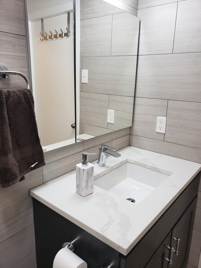 Baño recién reformado - 2201 L St NW