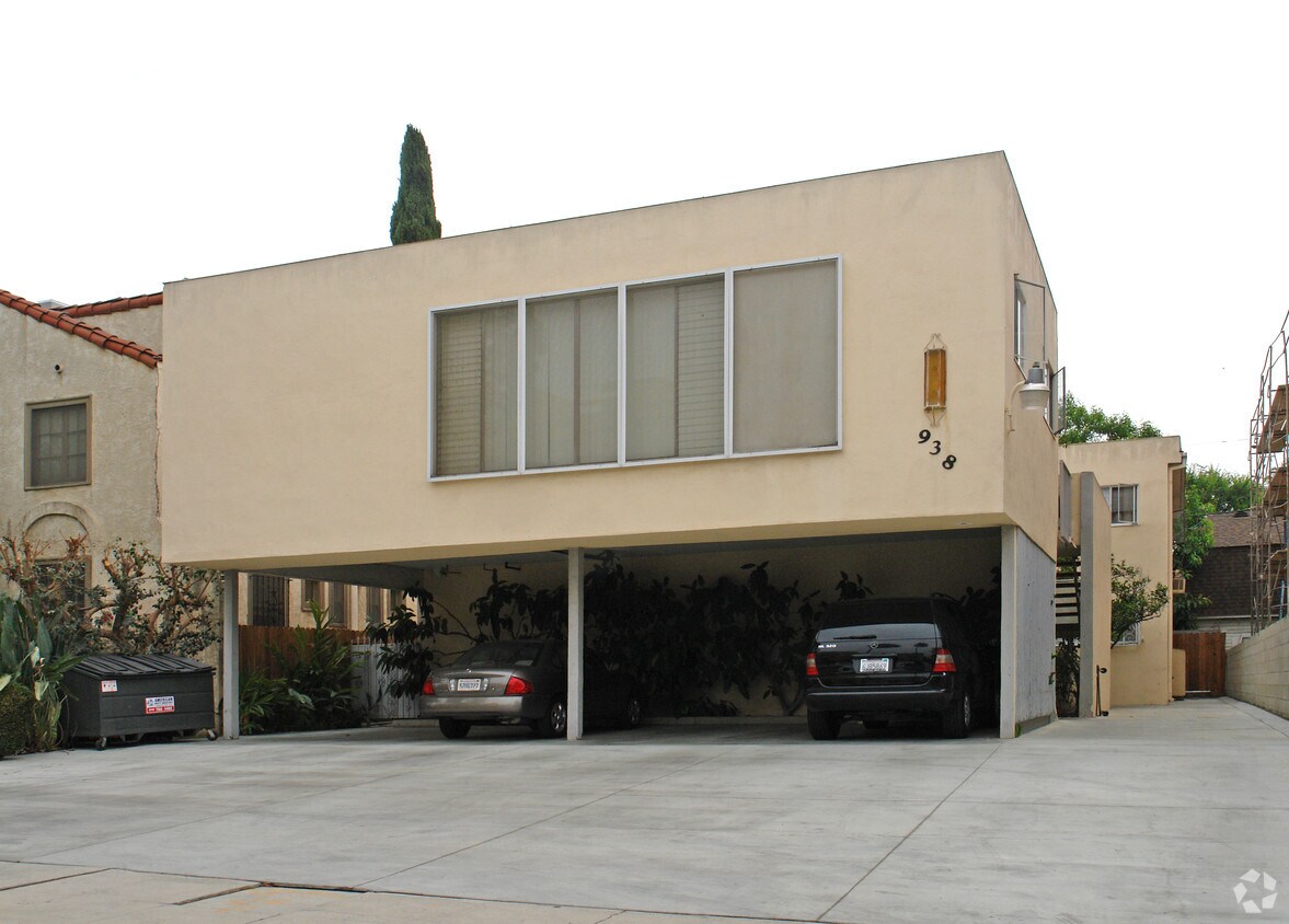 Building Photo - 938 N Croft Ave