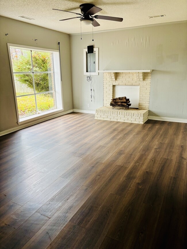 Building Photo - 645 Dawson Rd