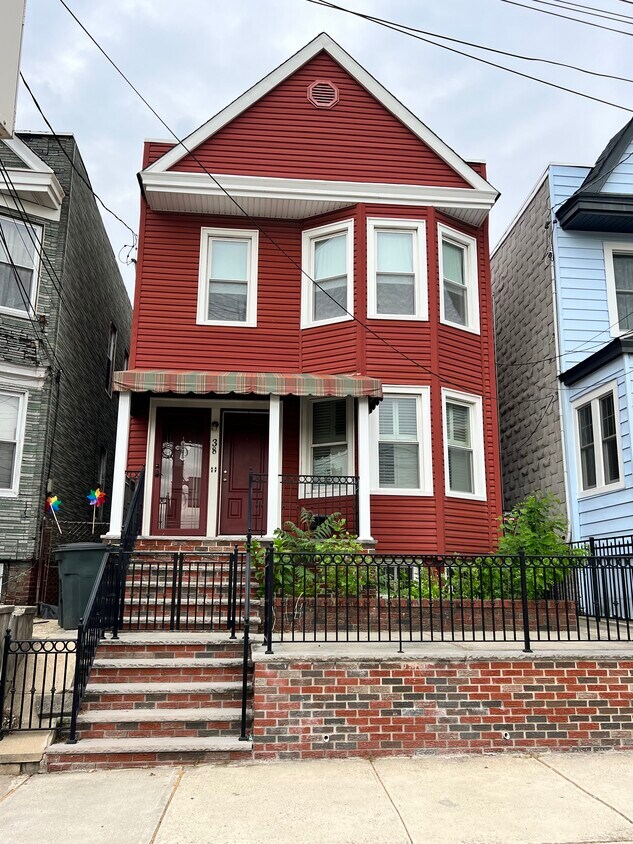 Primary Photo - 38 Gates Ave